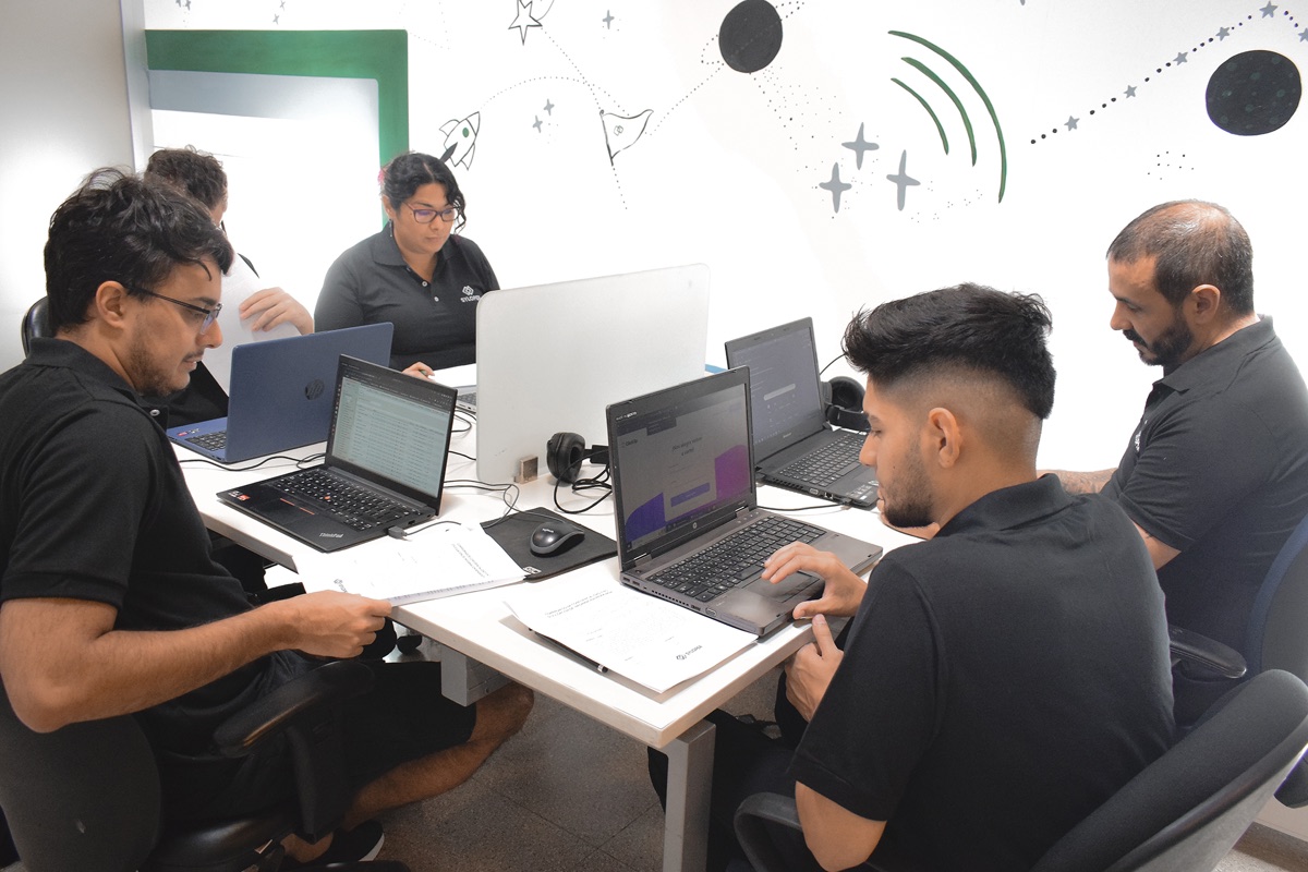 Equipo de desarrollo de Syloper trabajando en la oficina